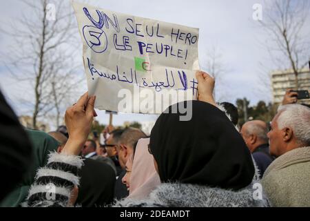 Kundgebung gegen die Entscheidung des kränkelnden algerischen Präsidenten, am 3. März 2019 in Marseille, Frankreich, für eine fünfte Amtszeit zu kandidieren. Die Bestätigung am 10. Februar, dass Algeriens Präsident Abdelaziz Bouteflika eine fünfte Amtszeit antreten würde, löste eine Reihe von Protesten im nordafrikanischen Land aus. Foto von Avenir Pictures/ABACAPRESS.COM Stockfoto