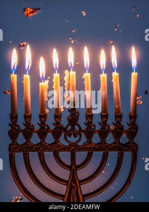 Menorah mit neun brennenden Kerzen. Jüdischer Feiertag Chanukka. Stockfoto