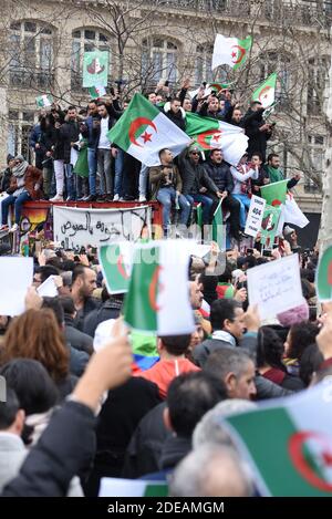 Kundgebung gegen die Entscheidung des maroden algerischen Präsidenten, am 3. März 2019 auf dem Place de la Republique in Paris eine fünfte Amtszeit zu beschließen. Die Bestätigung am 10. Februar, dass Algeriens Präsident Abdelaziz Bouteflika eine fünfte Amtszeit antreten würde, löste eine Reihe von Protesten im nordafrikanischen Land aus. Foto von Alain Apaydin/ABACAPRESS.COM Stockfoto