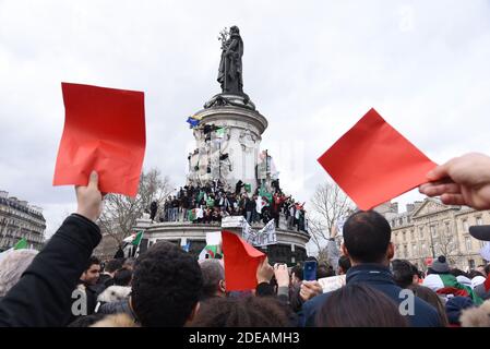 Kundgebung gegen die Entscheidung des maroden algerischen Präsidenten, am 3. März 2019 auf dem Place de la Republique in Paris eine fünfte Amtszeit zu beschließen. Die Bestätigung am 10. Februar, dass Algeriens Präsident Abdelaziz Bouteflika eine fünfte Amtszeit antreten würde, löste eine Reihe von Protesten im nordafrikanischen Land aus. Foto von Alain Apaydin/ABACAPRESS.COM Stockfoto