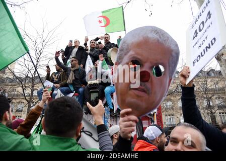 Kundgebung gegen die Entscheidung des maroden algerischen Präsidenten, am 3. März 2019 auf dem Place de la Republique in Paris eine fünfte Amtszeit zu beschließen. Die Bestätigung am 10. Februar, dass Algeriens Präsident Abdelaziz Bouteflika eine fünfte Amtszeit antreten würde, löste eine Reihe von Protesten im nordafrikanischen Land aus. Foto von Alain Apaydin/ABACAPRESS.COM Stockfoto