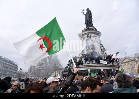 Kundgebung gegen die Entscheidung des maroden algerischen Präsidenten, am 3. März 2019 auf dem Place de la Republique in Paris eine fünfte Amtszeit zu beschließen. Die Bestätigung am 10. Februar, dass Algeriens Präsident Abdelaziz Bouteflika eine fünfte Amtszeit antreten würde, löste eine Reihe von Protesten im nordafrikanischen Land aus. Foto von Alain Apaydin/ABACAPRESS.COM Stockfoto