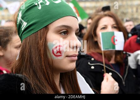Kundgebung gegen die Entscheidung des maroden algerischen Präsidenten, am 3. März 2019 auf dem Place de la Republique in Paris eine fünfte Amtszeit zu beschließen. Die Bestätigung am 10. Februar, dass Algeriens Präsident Abdelaziz Bouteflika eine fünfte Amtszeit antreten würde, löste eine Reihe von Protesten im nordafrikanischen Land aus. Foto von Alain Apaydin/ABACAPRESS.COM Stockfoto