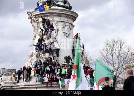 Kundgebung gegen die Entscheidung des maroden algerischen Präsidenten, am 3. März 2019 auf dem Place de la Republique in Paris eine fünfte Amtszeit zu beschließen. Die Bestätigung am 10. Februar, dass Algeriens Präsident Abdelaziz Bouteflika eine fünfte Amtszeit antreten würde, löste eine Reihe von Protesten im nordafrikanischen Land aus. Foto von Alain Apaydin/ABACAPRESS.COM Stockfoto