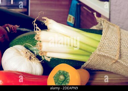 Viel Gemüse in einem Jutebeutel Stockfoto