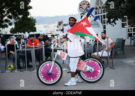 Ein omanischer Radfahrer aus dem omanischen Radclub mit der Flagge des Oman. Stockfoto