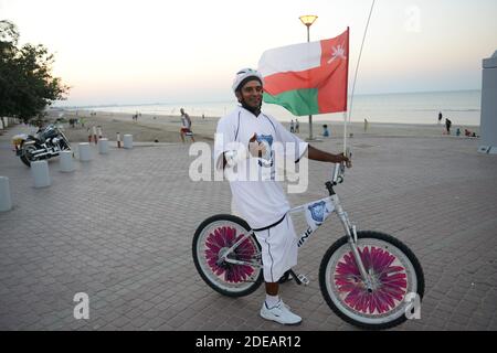 Ein omanischer Radfahrer aus dem omanischen Radclub mit der Flagge des Oman. Stockfoto