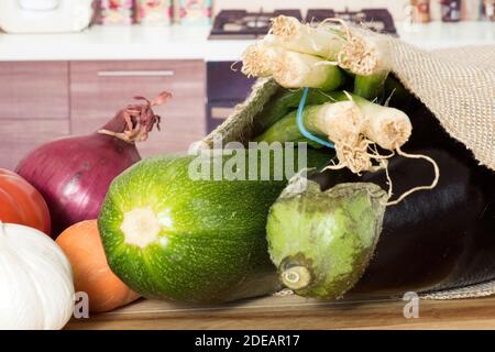 Viel Gemüse in einem Jutebeutel Stockfoto