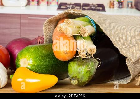 Viel Gemüse in einem Jutebeutel Stockfoto