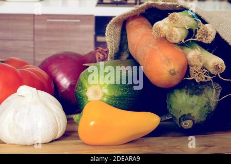 Viel Gemüse in einem Jutebeutel Stockfoto