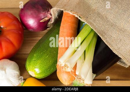 Viel Gemüse in einem Jutebeutel Stockfoto