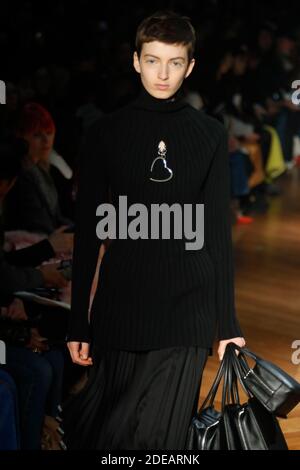 Ein Model läuft auf der Piste während der Herbst-Winter 2019/20 Show von Beautiful People Damenmode im Rahmen der Paris Fashion Week an der Ecole de beaux artson am 4. März 2019 in Paris Frankreich, Foto von Raul Benegas/ABACAPRESS.Com Stockfoto