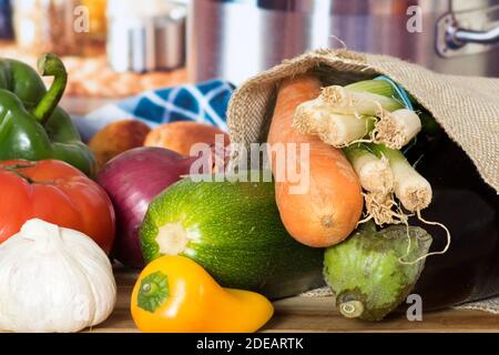 Viel Gemüse in einem Jutebeutel Stockfoto