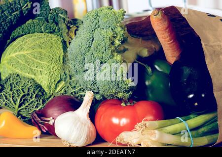 Verschiedene Gemüse in einer Papiertüte Stockfoto