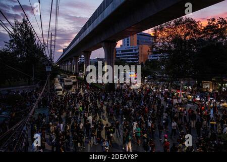 Bangkok, Thailand. November 2020. Die Sonne untergeht bei einem prodemokratischen Protest vor dem 11. Infanterie RegimentÃs Hauptquartier in Bangkok, Thailand, am Sonntag, den 29. November 2020. Der Protestort war symbolisch, da das 11. Infanterie-Regiment traditionell als Leibwächter für die Könige von Thailand dient. Prodemokratische Demonstranten drängen weiterhin auf eine Regierungs- und Monarchie-Reform, wobei erstere in der Geschichte von ThailandÃs fast beispiellos ist. Quelle: Andre Malerba/ZUMA Wire/Alamy Live News Stockfoto