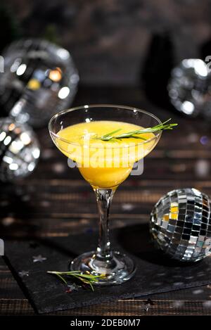 Mimosa Cocktail mit Orangensaft und Champagner. Neujahr oder Geburtstagsfeier mit einem Spiegel Disco Bälle. Vertikales Video Stockfoto