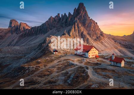 Berühmte Berghütte Locatelli und niedliche kleine Kapelle mit spektakulären Gipfel des Monte Paterno im Hintergrund bei Sonnenuntergang, Dolomiten, Italien, Europa Stockfoto