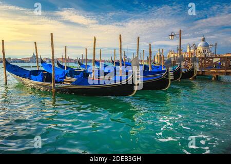 Fantastische Aussicht mit festfahrenden Gondeln nahe dem Markusplatz, dem Canal Grande, Venedig, Italien, Europa Stockfoto