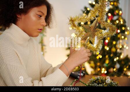 Mädchen Dekoration Weihnachtsbaum Topper Stockfoto