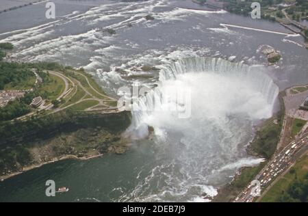 '1970er Photo (1973) - Luftaufnahme der ''Horseshoe Falls;''' die kanadische Hälfte der Niagarafälle. Links ist die Ziegeninsel, die den Katarakt in zwei Teile teilt' Stockfoto