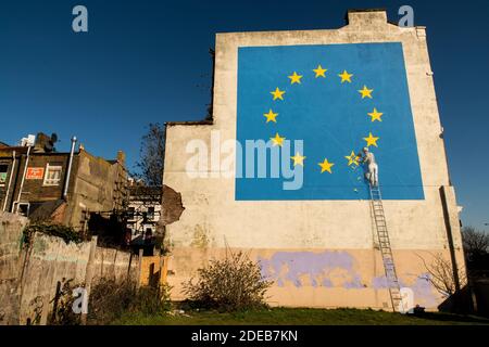 Eine Ansicht eines vom Brexit inspirierten Wandbildes des anonymen britischen Straßenkünstlers Banksy, das am 11. März 2019 in Dover, Großbritannien, die europäische Flagge zeigt. Foto von Denis Prezat/Avenir Pictures/ABACAPRESS.COM Stockfoto