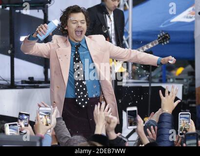 New York, Usa. November 2020. Harry Styles wirft Wasser in die Menge, wenn er auf der NBC Today Show im Rockefeller Center in New York City am Mittwoch, 26. Februar 2020 auftritt. Foto von John Angelillo/UPI Kredit: UPI/Alamy Live Nachrichten Stockfoto