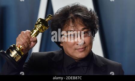 Beverly Hills, Usa. November 2020. Der südkoreanische Regisseur Bong Joon-ho hält einen seiner Oscars hoch, als er am 9. Februar 2020 zur Vanity Fair Oscar-Party im Wallis Annenberg Center for the Performing Arts in Beverly Hills, Kalifornien, eintrifft. Foto von Chris Chew/UPI Kredit: UPI/Alamy Live Nachrichten Stockfoto