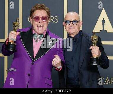 Los Angeles, Usa. November 2020. Elton John (L) und Bernie Taupin, Gewinner des besten Originalliedes für '(I'm Gonna) Love Me Again', treten mit ihren Oscars im Rahmen der 92. Jährlichen Academy Awards im Loews Hollywood Hotel in der Hollywood-Sektion von Los Angeles am Sonntag, den 9. Februar 2020, backstage auf. Foto von John Angelillo/UPI Kredit: UPI/Alamy Live Nachrichten Stockfoto