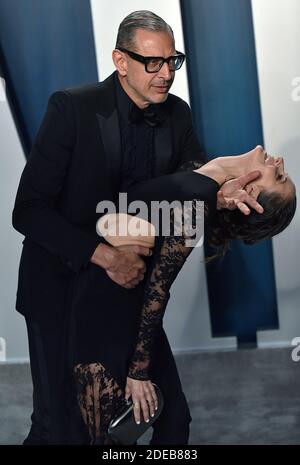 Beverly Hills, Usa. November 2020. Jeff Goldblum (L) taucht seine Frau Emilie Livingston ein, als sie am 9. Februar 2020 zur Vanity Fair Oscar-Party im Wallis Annenberg Center for the Performing Arts in Beverly Hills, Kalifornien, eintrifft. Foto von Chris Chew/UPI Kredit: UPI/Alamy Live Nachrichten Stockfoto