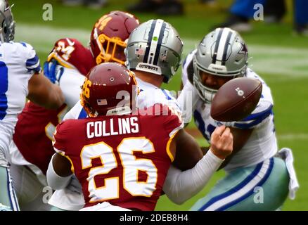 Landover, Usa. November 2020. Dallas Cowboys Quarterback Andy Dalton (14) fummelt unter dem Druck von Landon Collins (26) des Washingtoner Fußballteams, während der ersten Hälfte eines NFL-Fußballspiels auf dem FedEx-Feld in Landover, Maryland, am Sonntag, den 25. Oktober 2020, eine Washingtoner Sicherheit einzurichten. Foto von David Tulis/UPI Credit: UPI/Alamy Live News Stockfoto