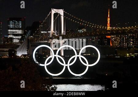 Tokio, Japan. November 2020. Die Olympischen Ringe werden am Freitag, den 27. März 2020 im Odaiba Marine Park in Tokio, Japan, gesehen. Japans Regierung und das Internationale Olympische Komitee vereinbarten, die Olympischen Spiele 2020 in Tokio wegen der sich ausbreitenden Coronavirus-Pandemie auf 2021 zu verschieben. Foto von Keizo Mori/UPI Kredit: UPI/Alamy Live News Stockfoto