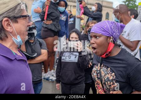 Kenosha, Usa. November 2020. Anhänger von Black Lives Matter streiten mit Anhängern von Präsident Donald Trump während einer Demonstration, während der Präsident am Dienstag, den 1. September 2020 in Kenosha, Wisconsin, besucht. Trump besuchte Kenosha, Wisconsin, eine Woche nachdem die Polizei Jacob Blake sieben Mal in den Rücken geschossen hatte. Foto von Alex Wroblewski/UPI Credit: UPI/Alamy Live News Stockfoto