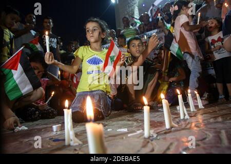 In Rafah, im südlichen Gaza-Streifen, zünden palästinensische Kinder am Mittwoch, den 5. August 2020, Kerzen an und tragen die Flaggen des Libanon, um Unterstützung für das libanesische Volk zu zeigen. Eine Explosion im Hafen von Beirut tötete mindestens 100 Menschen und verletzte Tausende. Foto von Ismael Mohamad/UPI Stockfoto