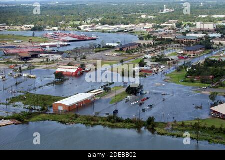 Orange, Usa. November 2020. US Coast Guard Air Station Clearwater, Florida führt einen Überflug durch, um die Schäden nach Hurrikan Laura in der Nähe von Orange, Texas, am 27. August 2020 zu untersuchen. Hurrikan Laura wurde zur Kategorie 4, bevor er landfall. Hunderttausende Häuser und Geschäfte in Louisiana und Texas sind ohne Strom. Mindestens vier Menschen sind tot, nachdem Hurrikan Laura als schwerer Sturm an Land kam. Foto von PO3 Paige Hause/USA Coast Guard/UPI Kredit: UPI/Alamy Live Nachrichten Stockfoto