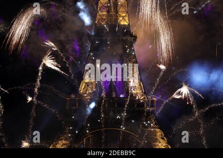 Paris, Frankreich. November 2020. Der Eiffelturm wird am Dienstag, den 14. Juli 2020, am Tag der Bastille in Paris von einem Feuerwerk erleuchtet. Aufgrund der sozialen Distanzierungsnormen hielt das Land seine traditionelle Militärparade nicht ab und ersetzte sie durch eine Zeremonie, in der das Gesundheitspersonal im Kampf gegen die Coronavirus-Pandemie geehrt wurde. Foto von Eco Clement/UPI Kredit: UPI/Alamy Live Nachrichten Stockfoto