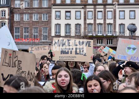 Jugendliche nehmen an einer Demonstration gegen den Klimawandel am 15. März 2019 in Straßburg, Ostfrankreich, Teil. Die weltweiten Jugendproteste wurden von einem schwedischen Jugendaktivisten inspiriert, der letztes Jahr vor dem parlament in Stockholm zeltete, um von den Staats- und Regierungschefs der Welt Maßnahmen gegen die globale Erwärmung zu fordern. Foto von Nicolas Roses/ABACAPRESS.COM Stockfoto