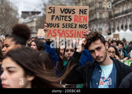 Mehrere tausend Schüler und Studenten demonstrierten in den Straßen von Paris zwischen dem Place du Panthéon und der Esplanade des Invalides, um am Weltklimarahtag teilzunehmen, der organisiert wurde, um gegen die Untätigkeit der Regierungen angesichts der Klimanotlage zu protestieren. Paris, Frankreich, 15. März 2019. Foto von Samuel Boivin / ABACAPRESS.COM Stockfoto