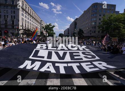 Demonstranten halten eine Black-Lives-Matter-Flagge, wenn sie am Samstag, den 6. Juni 2020, an einem Protest gegen Rassismus und Polizeigewalt in Washington, DC, teilnehmen. Tausende von Demonstranten in DC und in der ganzen Nation gingen auf die Straßen und forderten Gerechtigkeit für den Tod von George Floyd, der letzte Woche in Minneapolis starb, nachdem ein Polizist mehr als acht Minuten auf seinen Hals kniete. Foto von Kevin Dietsch/UPI Stockfoto