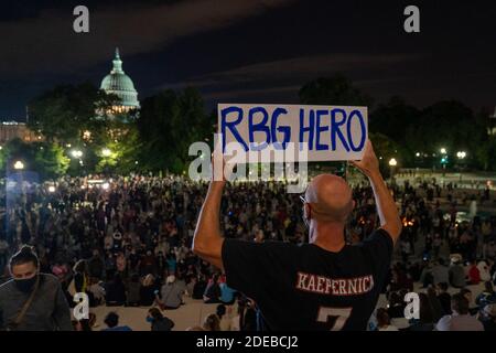 Washington, Usa. November 2020. Ein Mann hält ein Schild mit der Aufschrift "RBG HERO" hoch, während Tausende der Richterin des Obersten Gerichtshofs Ruth Bader Ginsburg am Freitag, dem 18. September 2020, auf den Stufen des Obersten Gerichtshofs der Vereinigten Staaten in Washington, DC Respekt zollen. Ginsburg starb mit 87 Jahren nach einem Kampf mit Bauchspeicheldrüsenkrebs. Foto von Ken Cedeno/UPI Kredit: UPI/Alamy Live Nachrichten Stockfoto