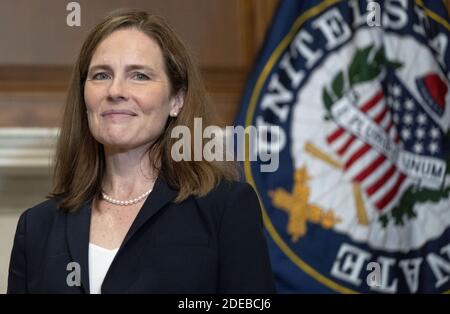 Washington, Usa. November 2020. Richterin Amy Coney Barrett, Präsidentschaftskandidat Donald Trumps für den Obersten Gerichtshof der Vereinigten Staaten, posiert für ein Foto mit dem US-amerikanischen Senator James Lankford, R-OK, auf dem Capitol Hill in Washington DC, am Mittwoch, den 21. Oktober 2020. Der Senat will am 26. Oktober 2020 abstimmen, um Richter Amy Coney Barrett vor dem Obersten Gerichtshof zu bestätigen. Foto von Leigh Vogel/UPI Credit: UPI/Alamy Live News Stockfoto