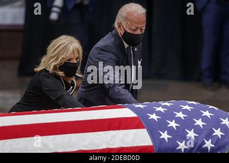 Washington, Usa. November 2020. Der ehemalige Vizepräsident und demokratische Präsidentschaftskandidat Joe Biden und Jill Biden zollen dem US-Kongressabgeordneten John Lewis nach einem Gedenkgottesdienst in der Rotunde des US-Kapitols in Washington, DC, am Montag, dem 27. Juli 2020 ihren Respekt. Foto von Shawn Thew/UPI Kredit: UPI/Alamy Live Nachrichten Stockfoto