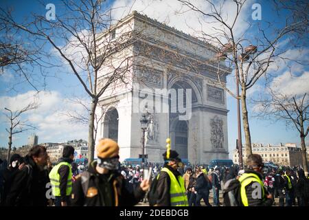 Allgemeine Ansicht des Triumphbogens. Protestierende auf den Champs-Elysees neben dem Triumphbogen (Triumphbogen) in Paris am 16. März 2019, am 18. Samstag in Folge von Demonstrationen, die von der Bewegung "Gelbe Weste" (Gilets Jaunes) aufgerufen wurden. Am 16. März trafen Demonstranten erneut die Straßen Frankreichs, um eine 18. Woche in Folge landesweit gegen die Politik des französischen Präsidenten und seinen Regierungsstil von oben nach unten, hohe Lebenshaltungskosten, staatliche Steuerreformen und für mehr "soziale und wirtschaftliche Gerechtigkeit" zu protestieren. Foto von Raphaël Lafargue/ABACAPRESS.COM Stockfoto