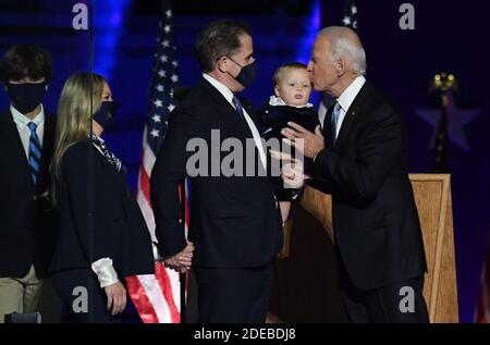 Wilmington, Usa. November 2020. Der designierte Präsident Joe Biden küsst seinen Enkel, während sein Sohn Hunter und seine Frau Melissa Cohen auf der Bühne feiern, nachdem Biden den republikanischen Präsidenten Donald Trump bei den Präsidentschaftswahlen 2020 in Wilmington, Delaware, am Samstag, den 7. November 2020 besiegt hat. Nach vier weiteren Tagen der Stimmenauszählung hat Biden einige Swing-Staaten knapp hinter sich gelassen. Foto von Pat Benic/UPI Kredit: UPI/Alamy Live Nachrichten Stockfoto