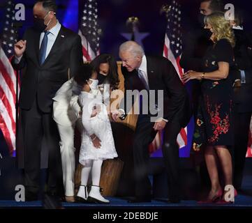 Wilmington, Usa. November 2020. Der designierte Vizepräsident Kamala Harris stellt dem designierten Präsidenten Joe Biden nach Bidens Siegesrede ein Familienmitglied vor, nachdem er den republikanischen Präsidenten Donald Trump bei den Präsidentschaftswahlen 2020 in Wilmington, Delaware, am Samstag, den 7. November 2020 besiegt hatte. Nach vier weiteren Tagen der Stimmenauszählung hat Biden einige Swing-Staaten knapp hinter sich gelassen. Foto von Pat Benic/UPI Kredit: UPI/Alamy Live Nachrichten Stockfoto