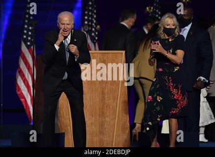 Wilmington, Usa. November 2020. Der designierte Präsident Joe Biden wird von seiner Frau Dr. Jill Biden begleitet, nachdem er den republikanischen Präsidenten Donald Trump bei den Präsidentschaftswahlen 2020 in Wilmington, Delaware, am Samstag, den 7. November 2020 besiegt hat. Nach vier weiteren Tagen der Stimmenauszählung hat Biden einige Swing-Staaten knapp hinter sich gelassen. Foto von Pat Benic/UPI Kredit: UPI/Alamy Live Nachrichten Stockfoto