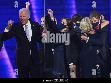 Wilmington, Usa. November 2020. Der designierte Präsident Joe Biden feiert auf der Bühne mit Familienmitgliedern, nachdem er den republikanischen Präsidenten Donald Trump bei den Präsidentschaftswahlen 2020 in Wilmington, Delaware, am Samstag, den 7. November 2020 besiegt hat. Nach vier weiteren Tagen der Stimmenauszählung hat Biden einige Swing-Staaten knapp hinter sich gelassen. Foto von Pat Benic/UPI Kredit: UPI/Alamy Live Nachrichten Stockfoto