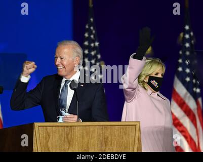 Wilmington, Usa. November 2020. Der ehemalige Vizepräsident Joe Biden und Frau Dr. Jill Biden begrüßen Unterstützer auf einem Parkplatz in Wilmington, Delaware, am frühen Mittwoch, 4. November 2020. Biden äußerte Optimismus und sagte, es werde Zeit dauern, die Stimmen in kritischen Schlachtstaaten zu zählen. Foto von Kevin Dietsch/UPI Kredit: UPI/Alamy Live News Stockfoto