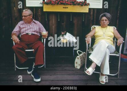 1970s Photos (1973) - pensionierte Führungskraft und Ehefrau auf einer Party, die von einem anderen pensionierten Geschäftsmann in seinem Haus in Lake Ozark gegeben wurde. Haus ist Teil der ''Land der fünften Jahreszeit'' Entwicklung. Eigentum ist teuer Einkommen sind hoch (Lake of the Ozarks Missouri Area) ' Stockfoto