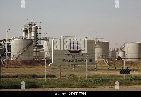 1970er Foto (1973) - Kühltürme und Absetzbecken für Entfernung von Abwässern aus dem von diesem General verwendeten Wasser Die Chemiefabrik Reifen wird teilweise von der Regierung finanziert Stockfoto