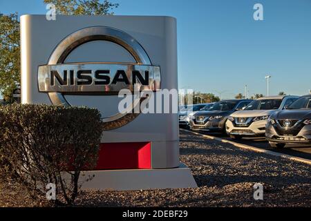 Tempe, Arizona, USA. November 2020. Nissan Fahrzeuge auf dem Display bei der Larry H. Miller Nissan Händler in Mesa, Arizona 11/29/20. Quelle: Tom Story/ZUMA Wire/Alamy Live News Stockfoto